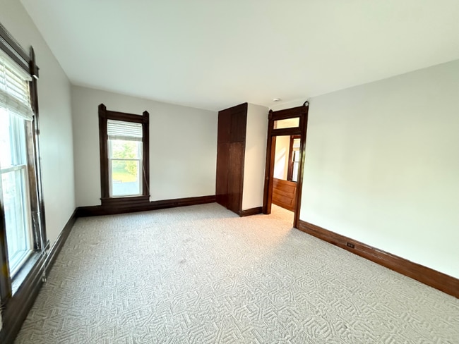Building Photo - 1603 E Oak St
