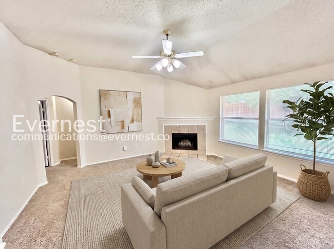 Building Photo - 4 Bed/2 Bath Home with Garage / Pet-Friendly / Available Now!