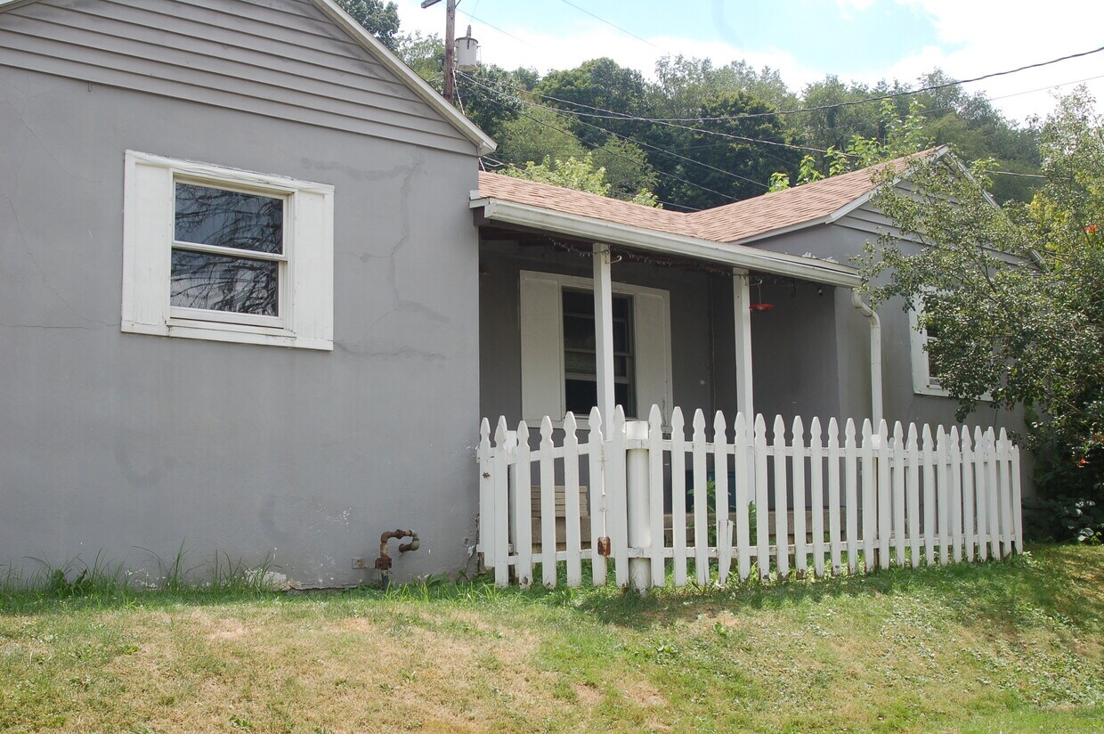 Primary Photo - 217 Minden Ave