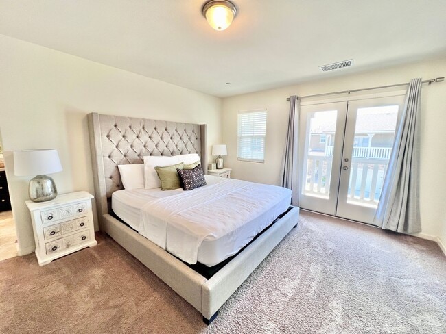 Foto del edificio - $2,395 Belmont & Fowler, Gated Community &...