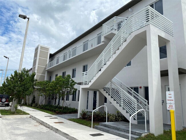 Foto del edificio - 6455 NW 103rd Pl