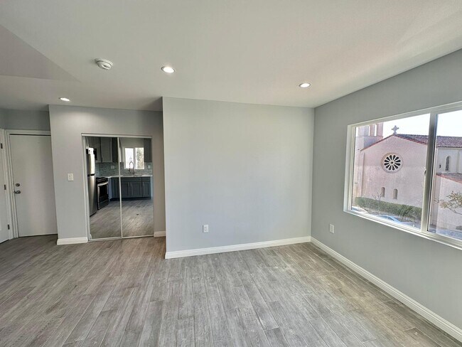 Building Photo - 950 S Mariposa Ave