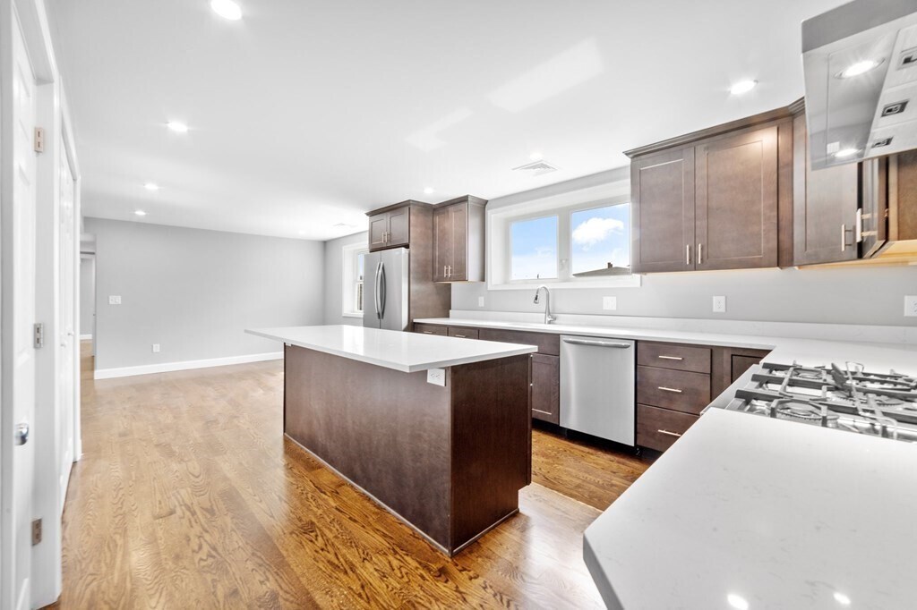 2 Weld Ave Unit 2F, Norwood, MA 02062 Room for Rent in Norwood, MA