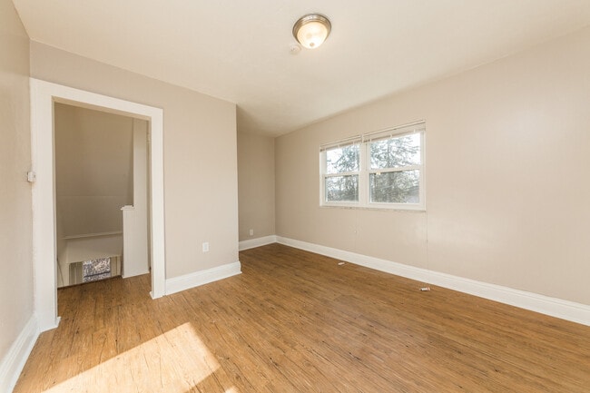 Foto del edificio - Available AUGUST 2026 - Beautiful 3 Bedroom Home in Duquesne Heights!