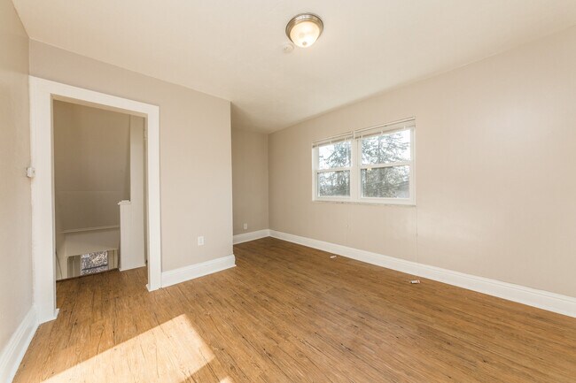 Building Photo - Available NOW - Beautiful 3 Bedroom Home i...