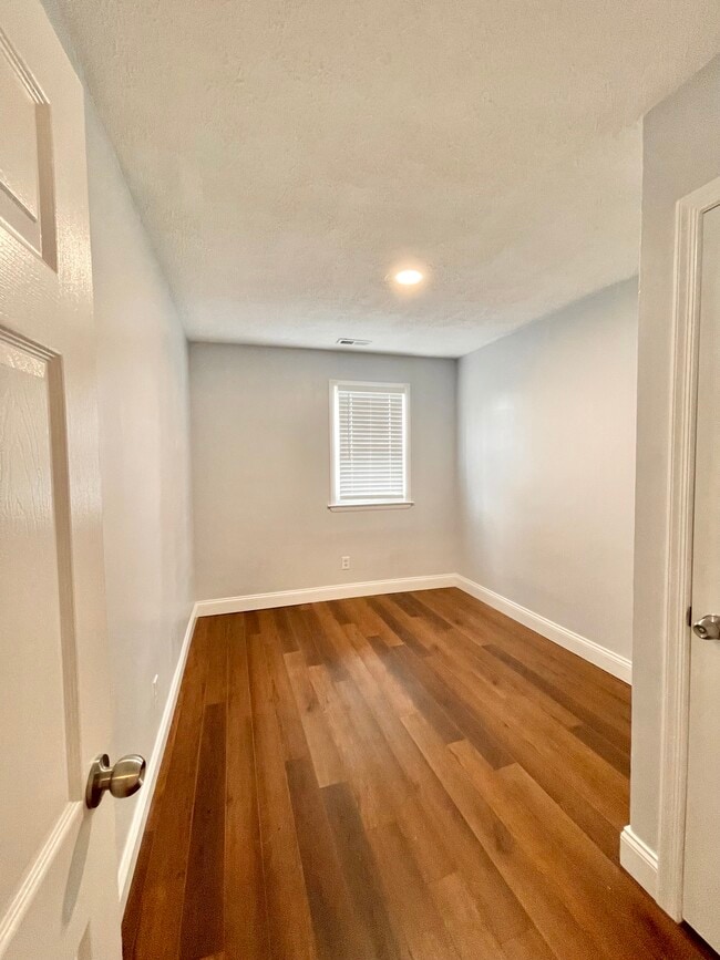 Unit 2 bed 2 - 3706 Dolfield Ave