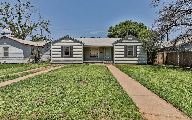 Foto del edificio - 4 bedroom 2 bathroom house close to TTU!