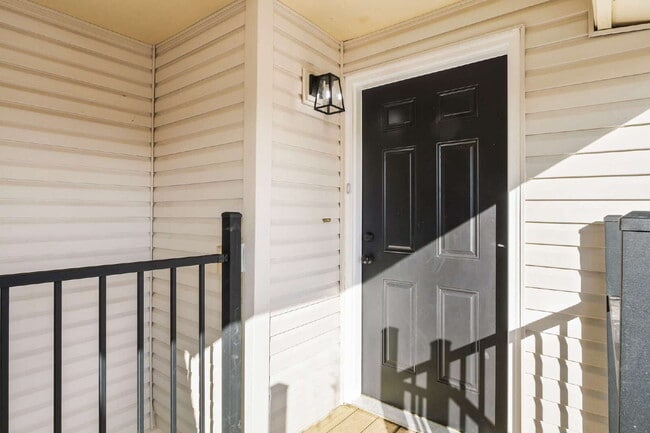 Building Photo - Completely Renovated Apartment!