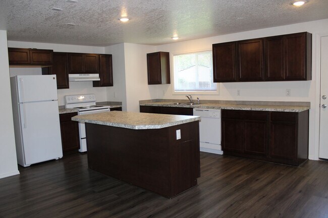 Foto del edificio - Four bedroom ranch