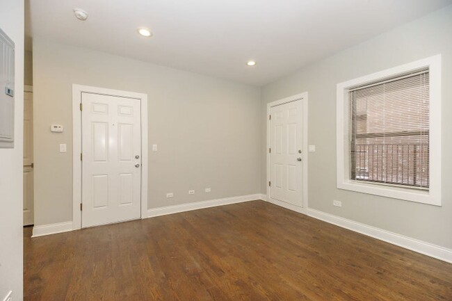 Foto del edificio - Renovated North Center 1 Bedroom Apartment...
