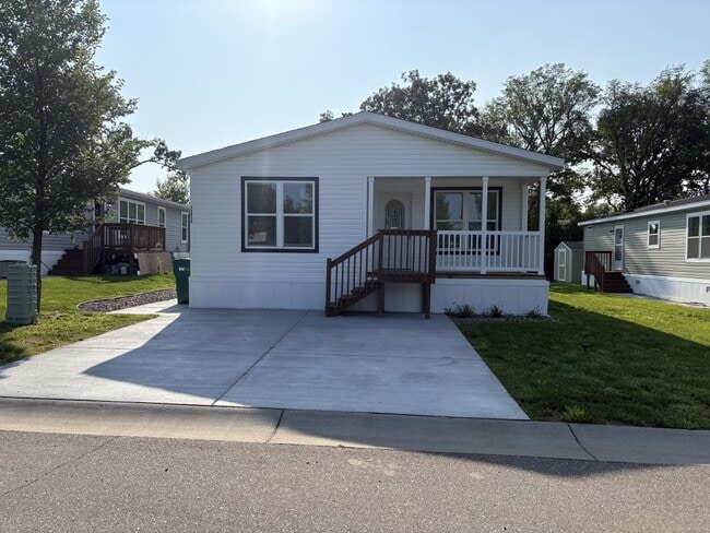 Building Photo - 13910 Burgundy Ave