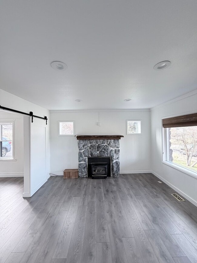 Building Photo - 791 Lakeshore Dr