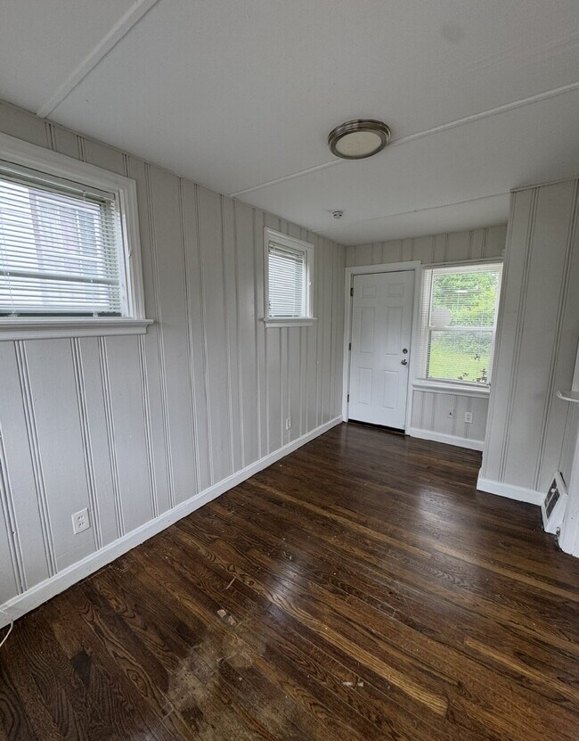 Building Photo - Charming Single-Family Home
