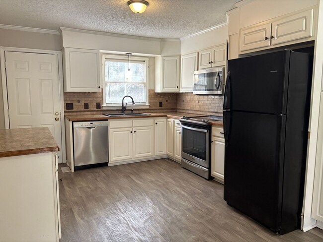 Foto del edificio - 3 Bedroom, 2 Bathroom House in High Point!