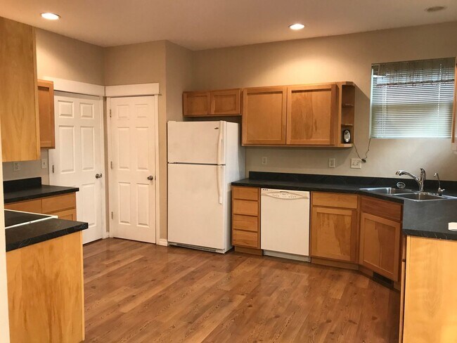Building Photo - Beautiful 3 Bedroom 2 Bathroom House  **2 ...
