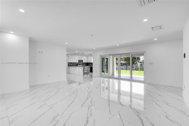 Foto del edificio - 6015 SW 112th Ct
