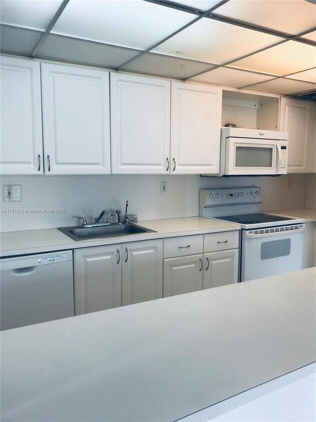 Foto principal - 15969 NW 64th Ave