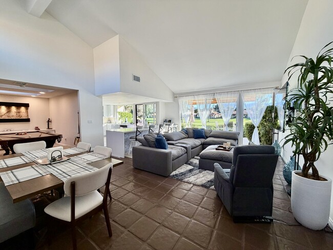 Building Photo - 177 Las Lomas