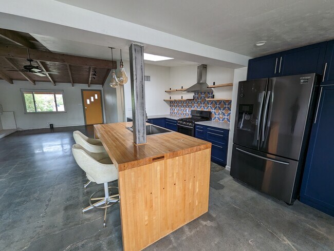 Foto del edificio - 3674 E 4th St