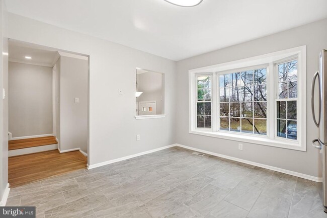 Building Photo - BRIGHT & SPACIOUS RENOVATED TOWNHOME in Be...