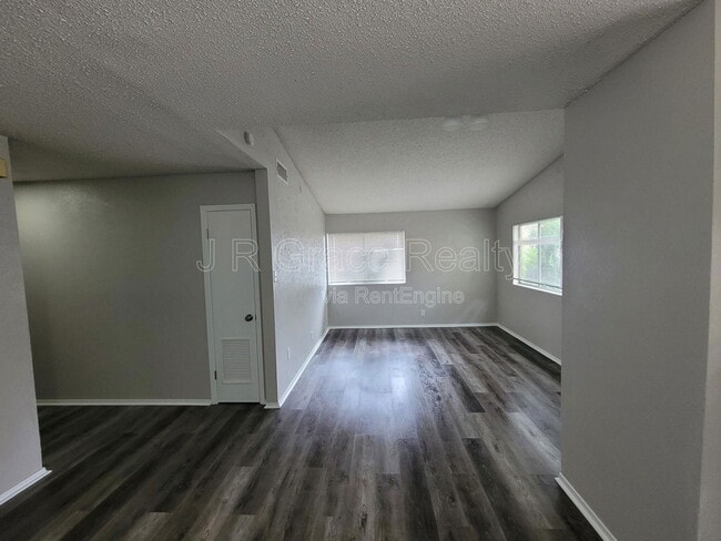 Foto del edificio - 2225 Charboneau Dr