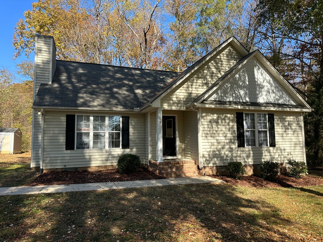 Primary Photo - Great 3 bed 2 bath home on 6 Acres in Elon!