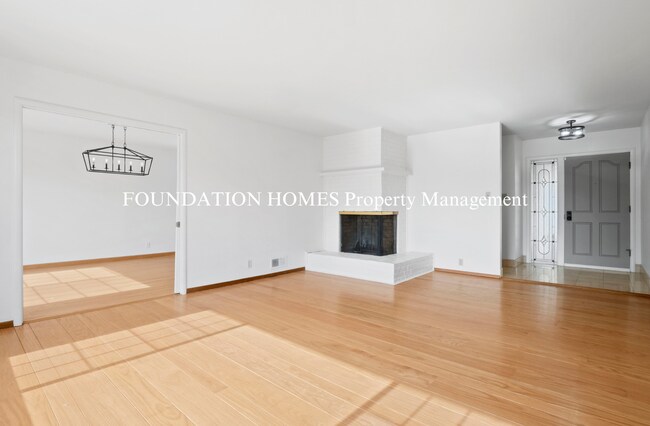 Building Photo - 4BR/3BA Greenbrae Home, Valley Views, Deck...