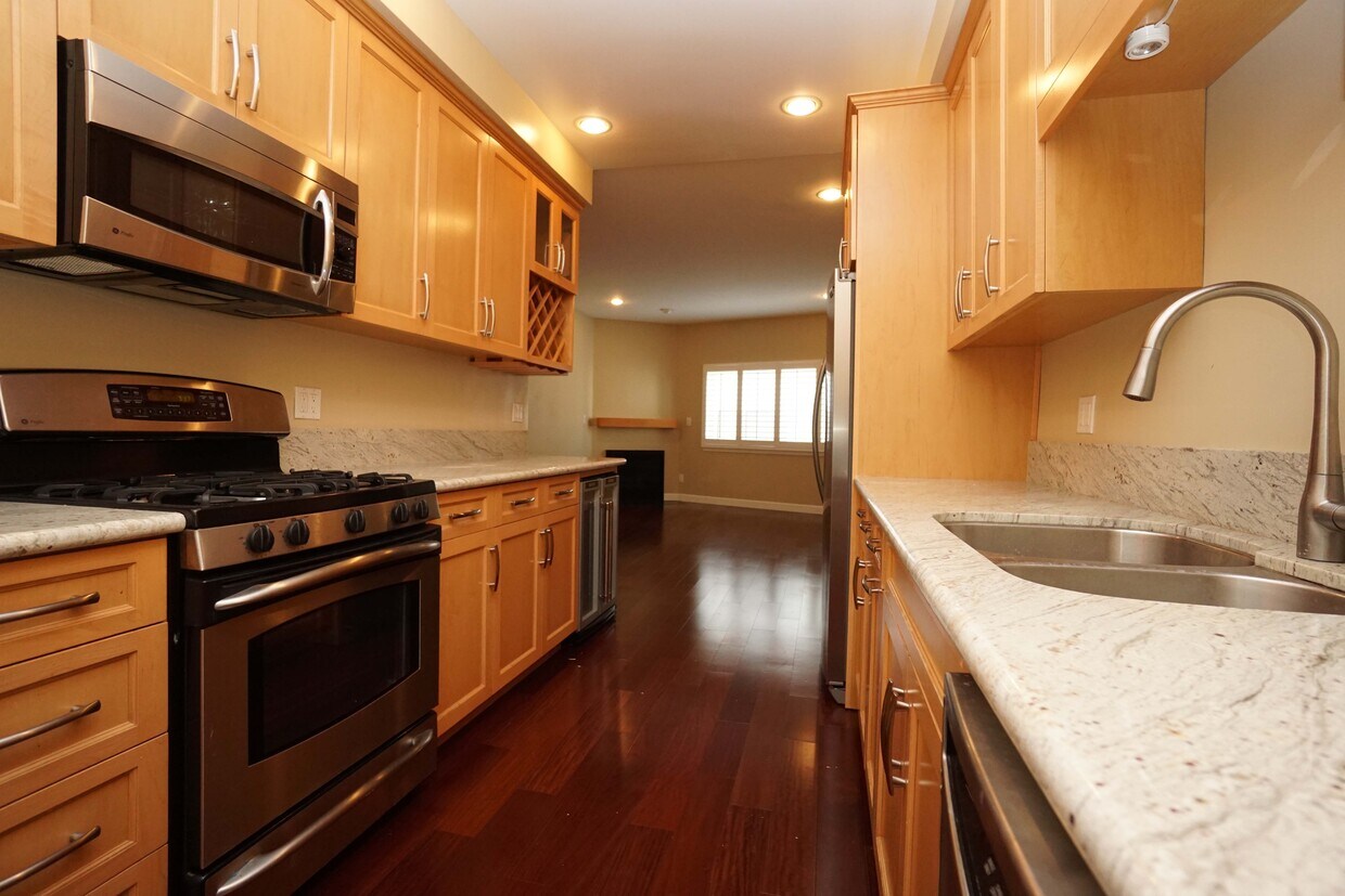 Kitchen - 1818 Glendon Ave