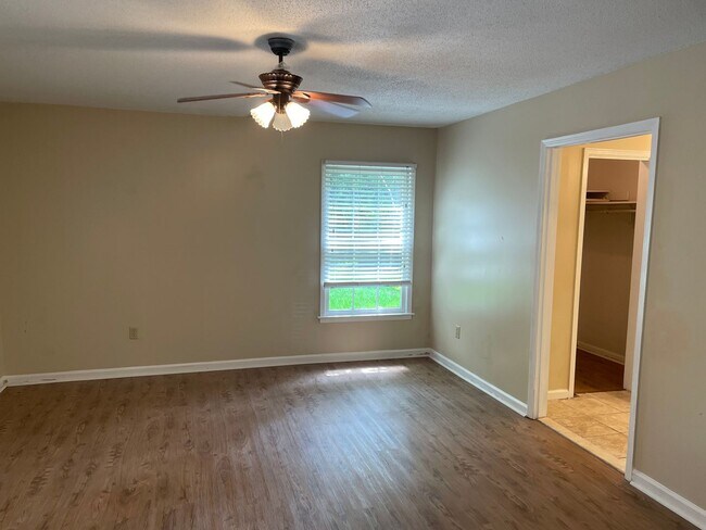 Building Photo - Nice 3/2 with bonus rm in Carriage Hills