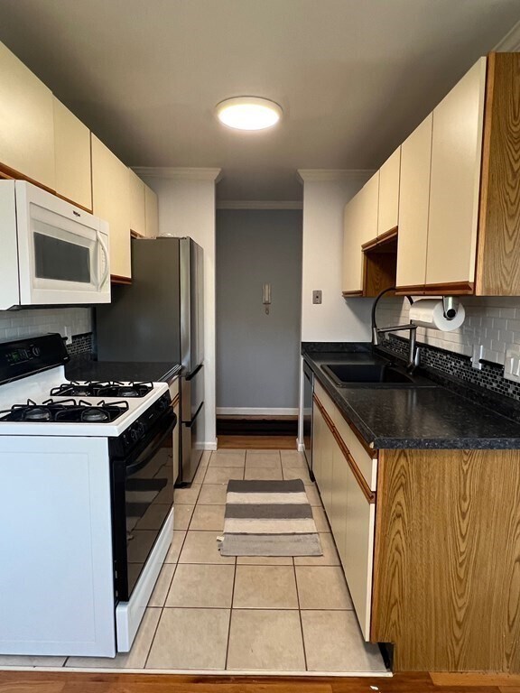 Foto del edificio - 272 Regency Park Dr