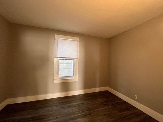 Building Photo - 3 Bedroom 1 Bath House in Davenport!