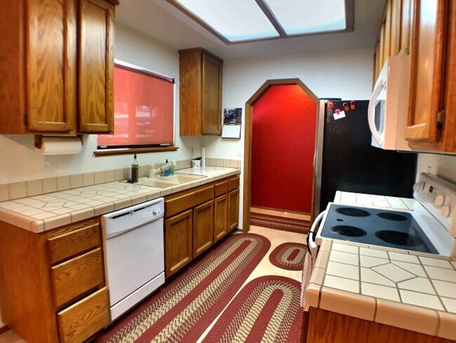 Foto del edificio - Pride of ownership in this 3/2 near the lake!