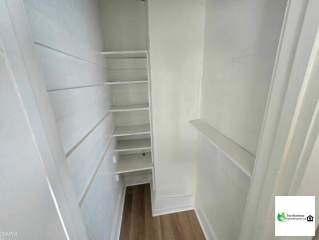Building Photo - Spacious 2 Bedroom Apartment