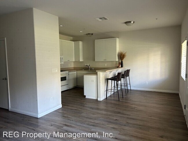 Building Photo - 3 br, 2.5 bath House - 824 Lawrence Drive