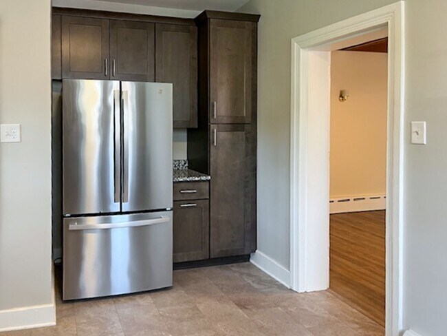 Building Photo - 3 Bedroom 1.5 Bath Detached House, Yard, P...