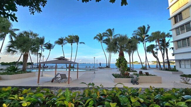 Foto del edificio - 1865 79th Street Causeway