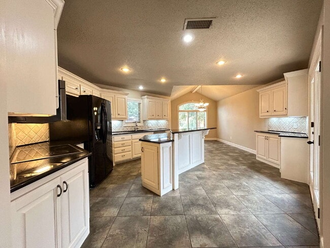 Foto del edificio - House Located Behind Market Street On Cul-De-Sac!