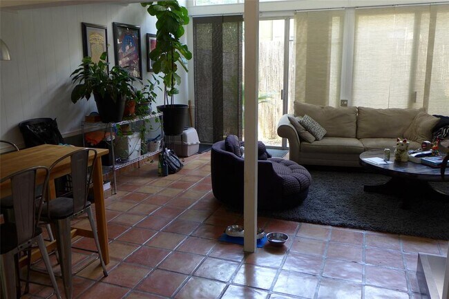 Building Photo - 1304 Mariposa Dr