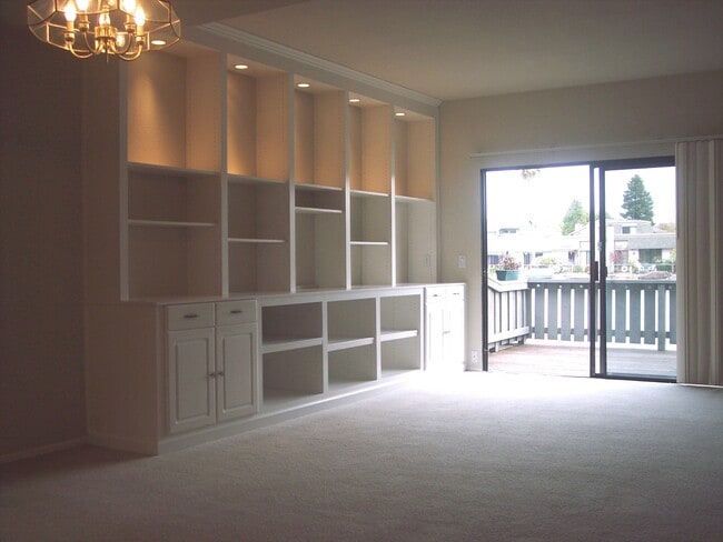 Building Photo - 845 Columba Ln