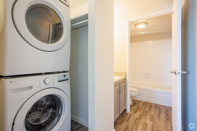 2BD, 2BA - 1,037SF - Laundry - Uptown Square