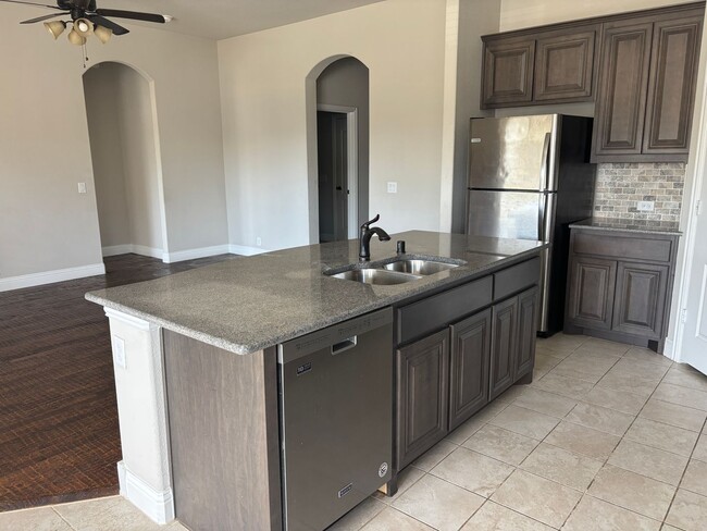 Building Photo - Beautiful 3/2/2 Minutes from Sherman's Town Center!