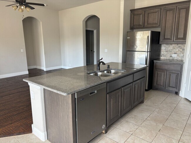 Foto del edificio - Beautiful 3/2/2 Minutes from Sherman's Town Center!