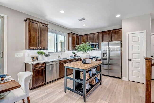 Building Photo - 43256 N Hinoki St