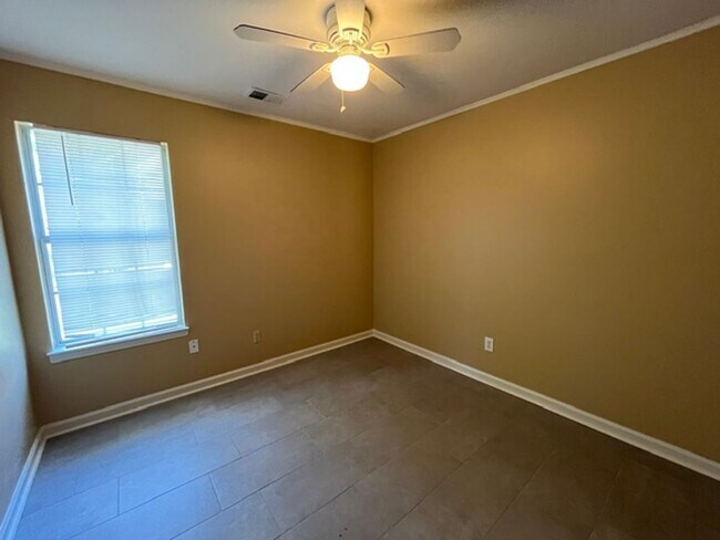 Building Photo - 2900 Heatherglen Cove W
