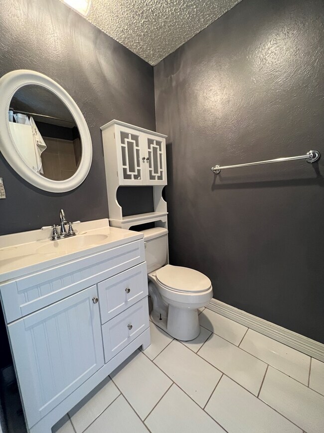 Foto del edificio - 4748 Oakwood Dr