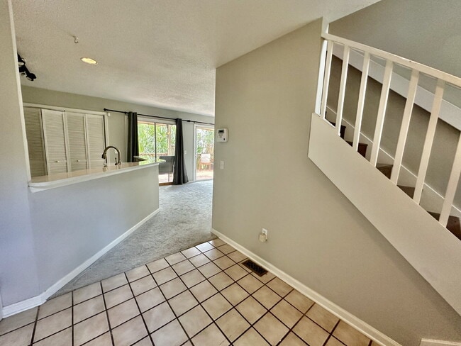 Building Photo - Convenient to Hilton Head, Two Bedroom Tow...