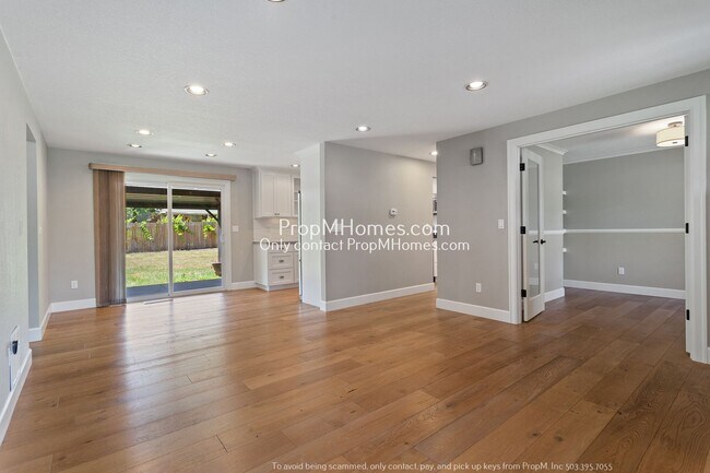 Foto del edificio - Updated Three Bedroom Home in Lake Oswego!