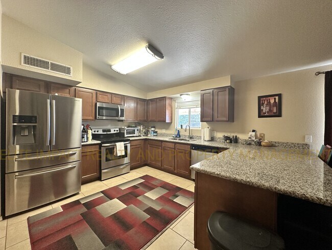 Foto del edificio - 2421 W Los Alamos St