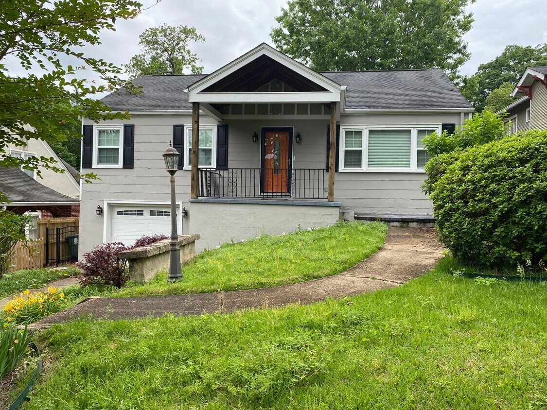 Foto principal - 2 Bed Home in North Chattanooga! Leasing S...