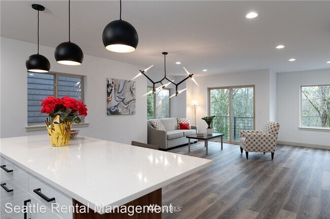 Foto del edificio - 3 br, 2.5 bath House - 6737 25th Ave SW